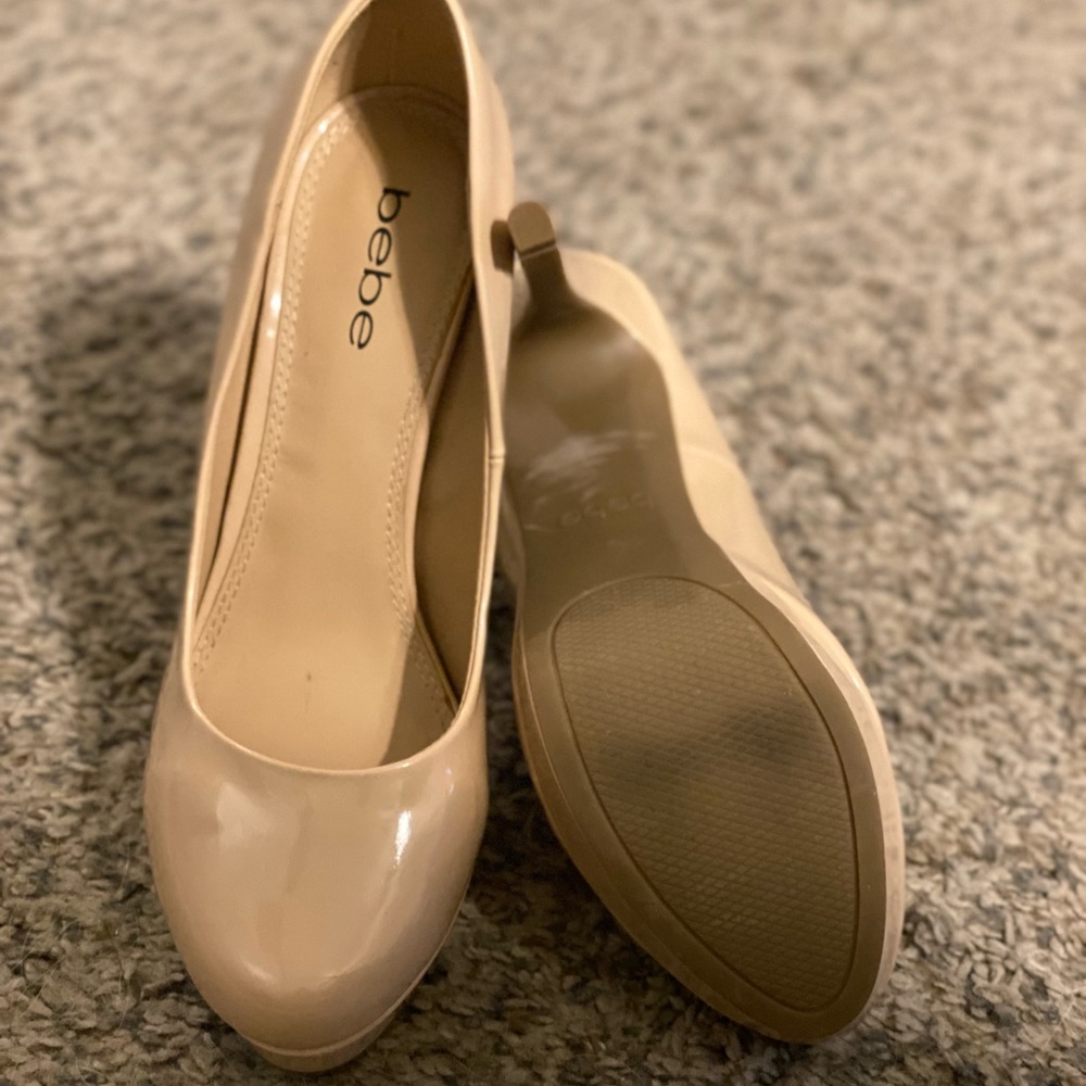 Nude pumps